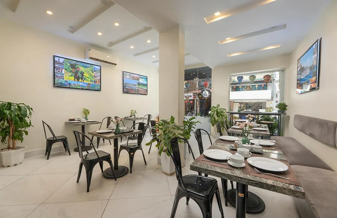 Queen Cafe Hotel & Pub-1