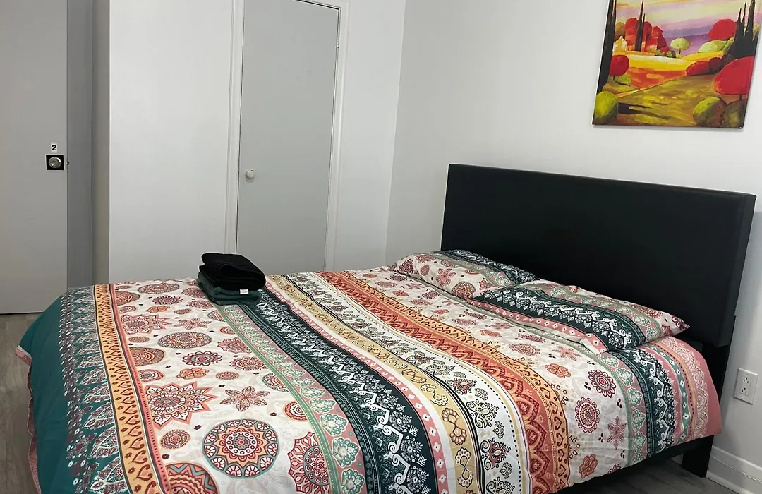 Toronto Midtown Room With Queen Bed-1