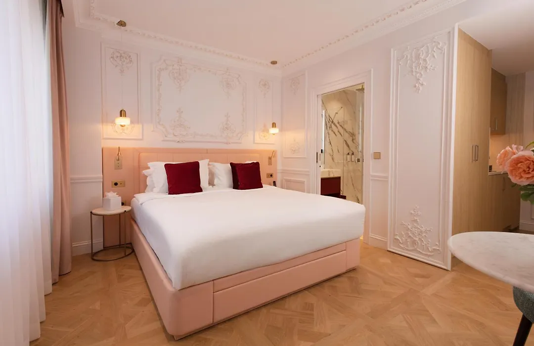 Le Triomphe Paris-1