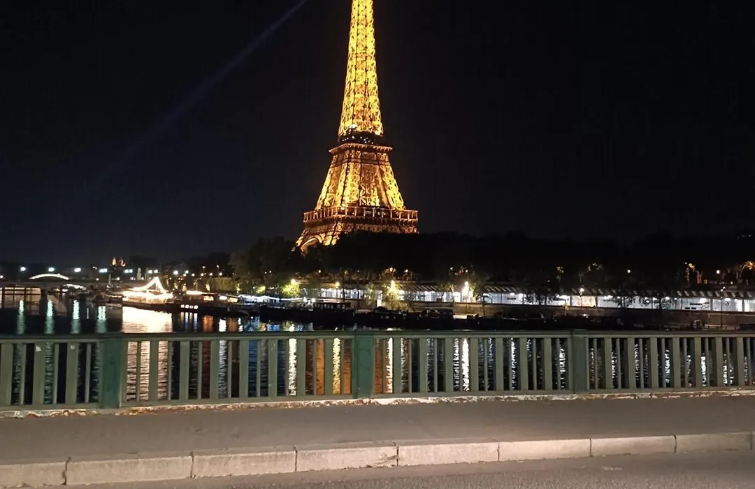 Eiffel'S Boudoir-1