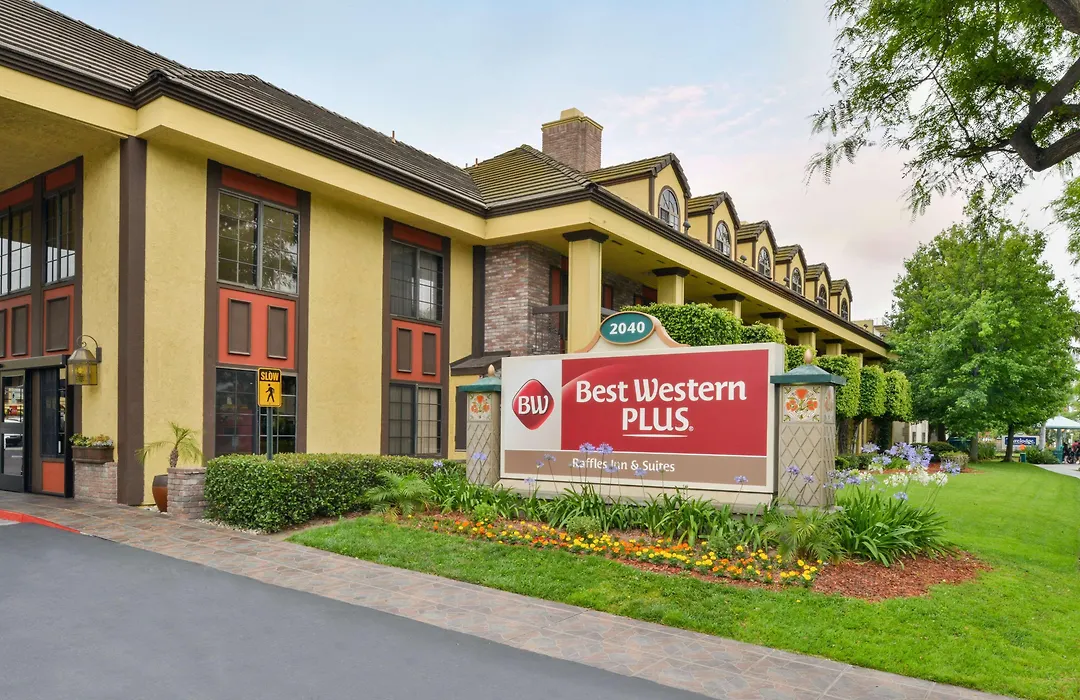 Best Western Plus Raffles Inn & Suites-1