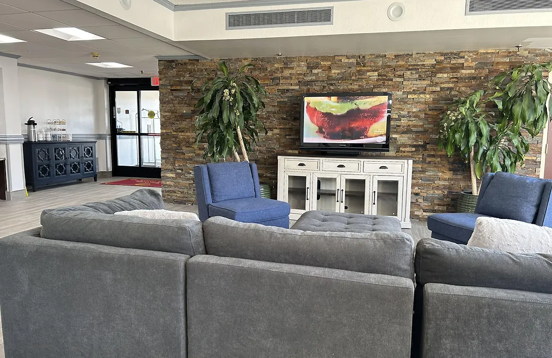 Clarion Inn & Suites Grand Rapids Airport-1