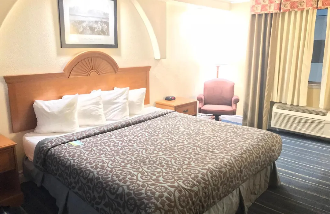 Days Inn By Wyndham San Antonio Airport-1