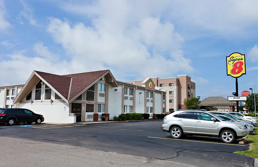 Super 8 By Wyndham Wichita Airport West Kellogg-1