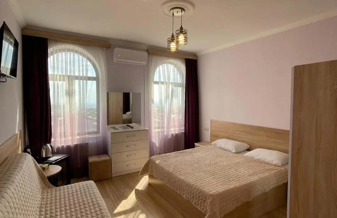Decca Hotel-1