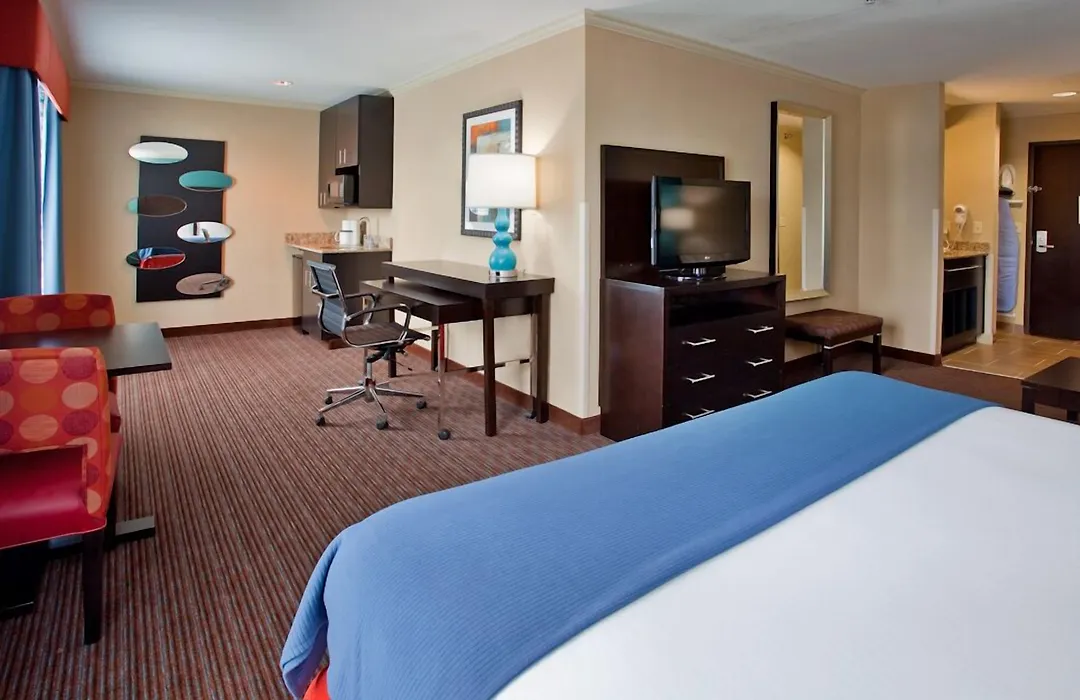 Holiday Inn Express Hotel & Suites North Kansas City By Ihg-1