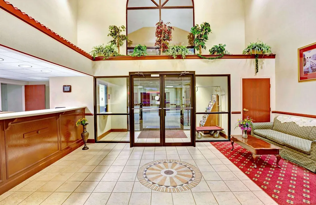 Days Inn & Suites By Wyndham Louisville Sw-1