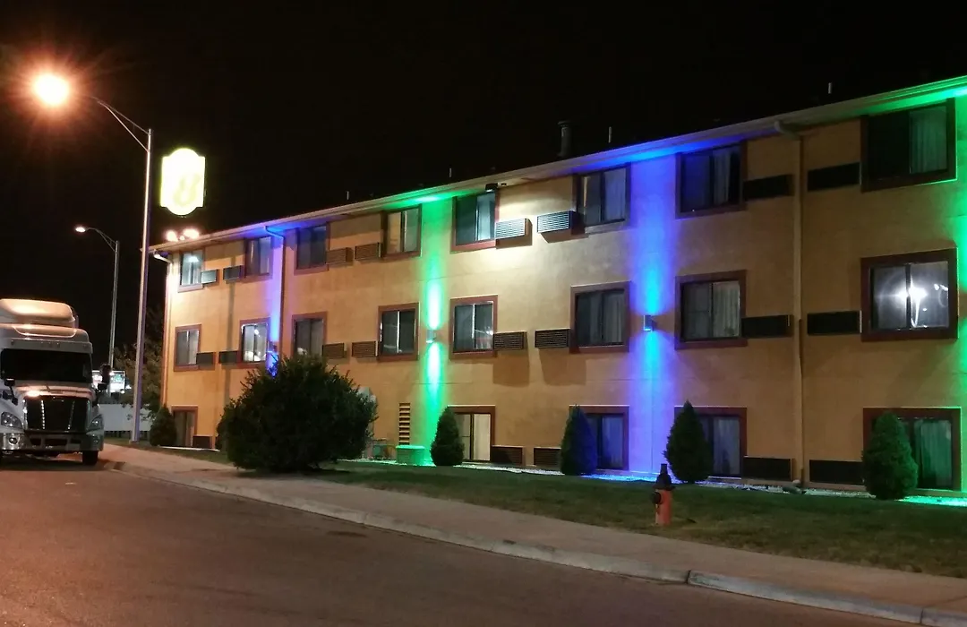 Super 8 By Wyndham Kansas City At Barry Road/Airport-1