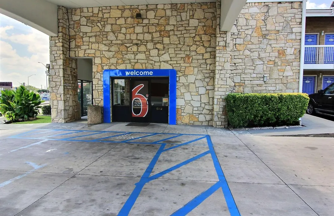 Motel 6 Austin, Tx - Central Downtown Ut-1
