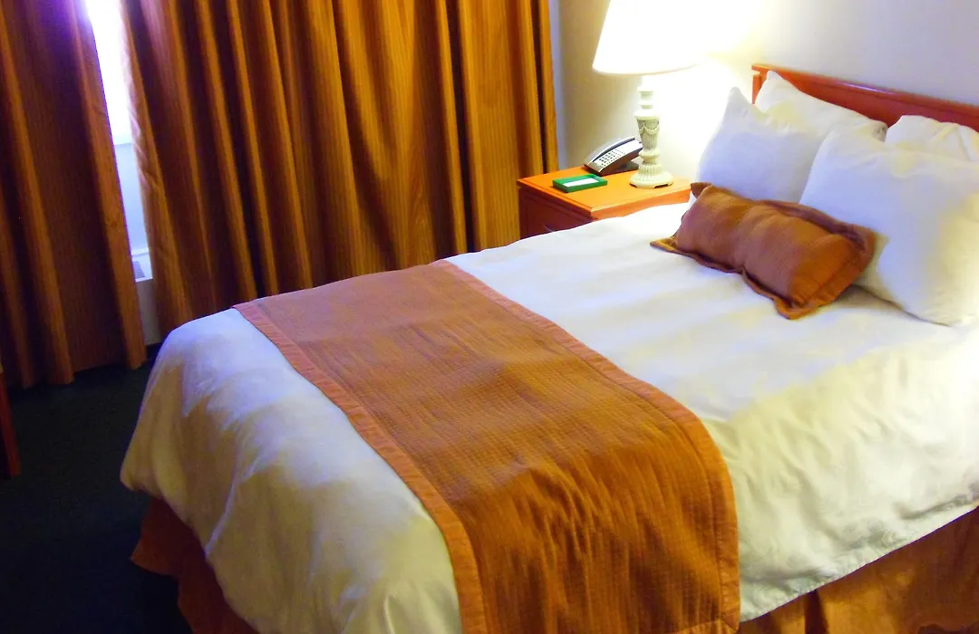 Rosslyn Inn & Suites-1