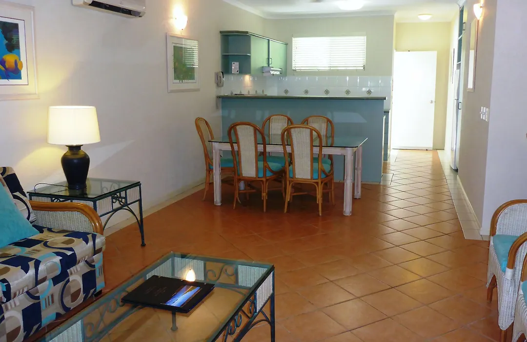Palm Cove Tropic Apartments-1