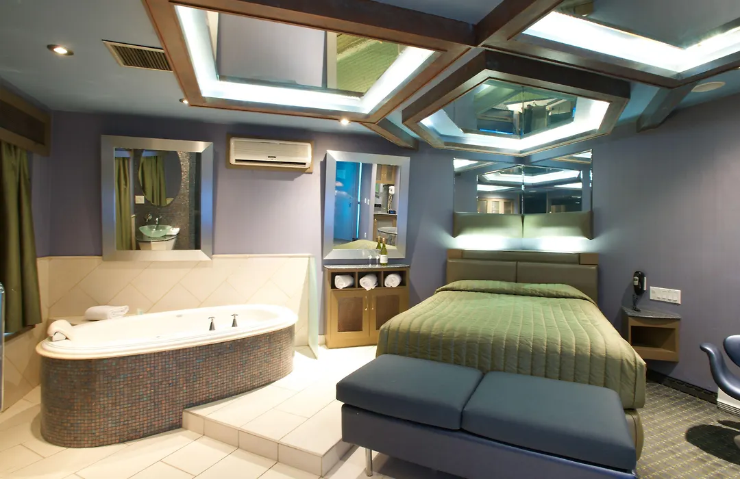 Le Chabrol Hotel & Suites-1