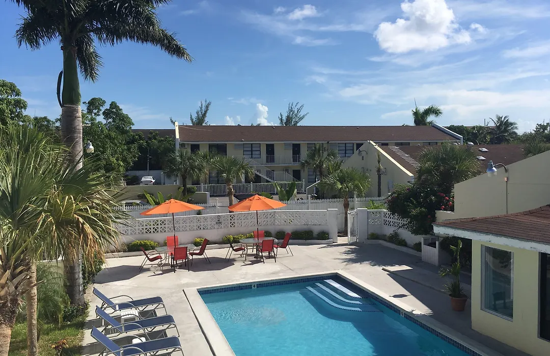 Colony Club Inn & Suites-1