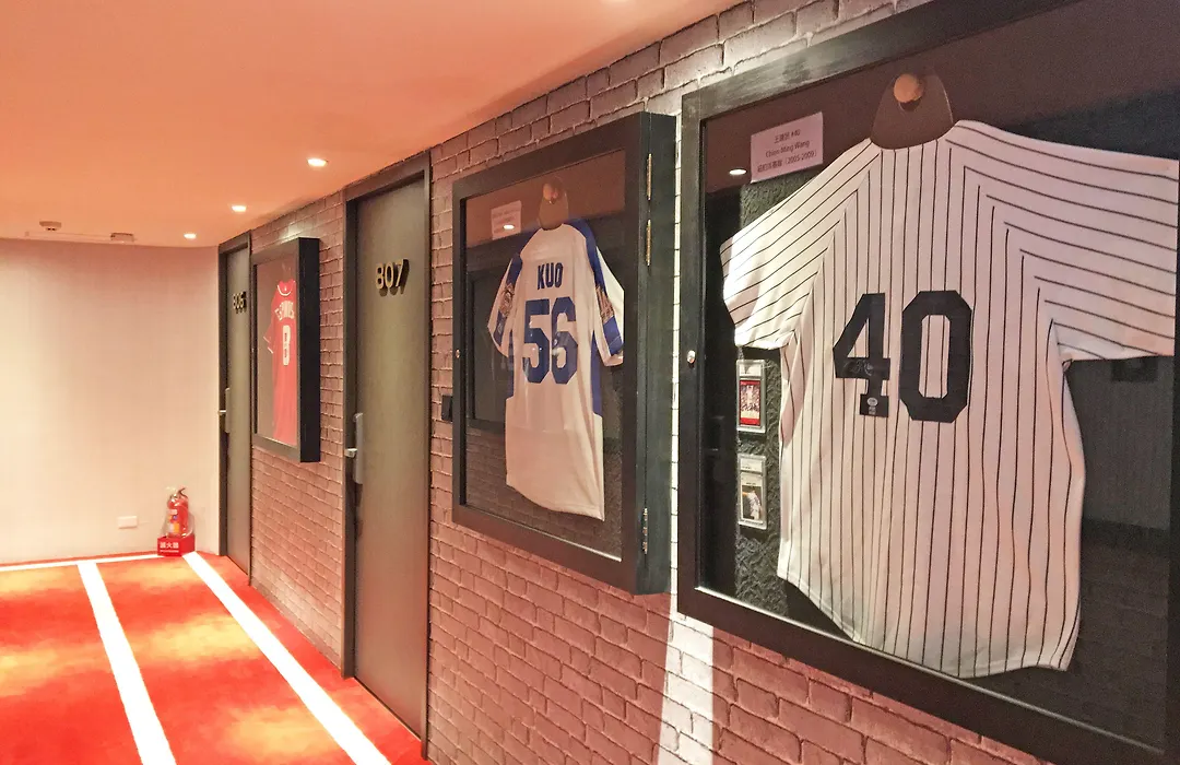 La Hotel-Baseball Theme Hall-1