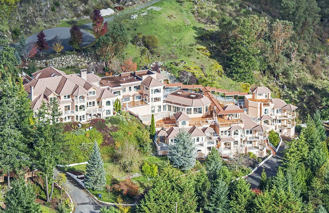 Villa Eyrie Resort-1