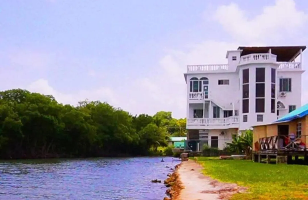 See Belize Waterside Sea View Family Apt For 6 With Kitchen, Balcony, Pool & Overwater Deck Near Airport, Restaurant, Bar & Casino-1
