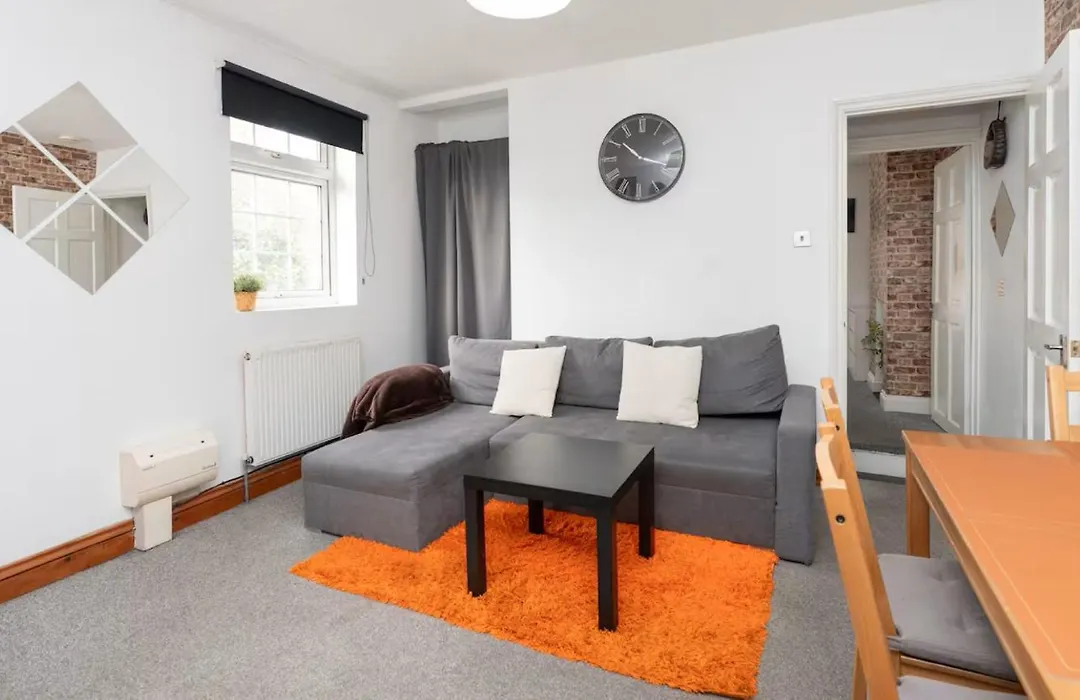 Regalia Living Apartment In Southampton-1