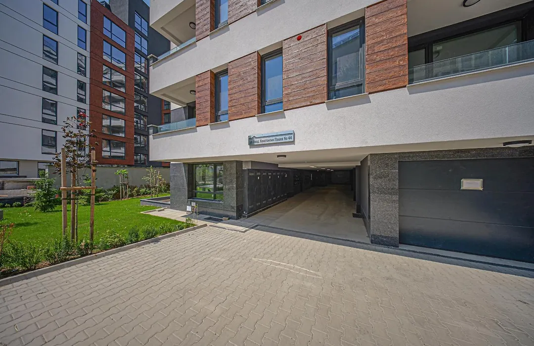 Noar - Free Parking - Metro Access-1