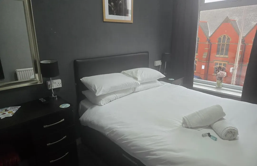 Peek-A-Booze - Budget Hotel - Adults Only-1