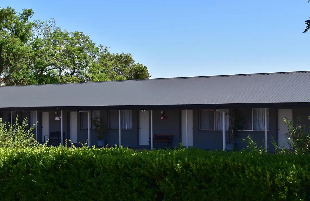 Country Leisure Motor Inn-1