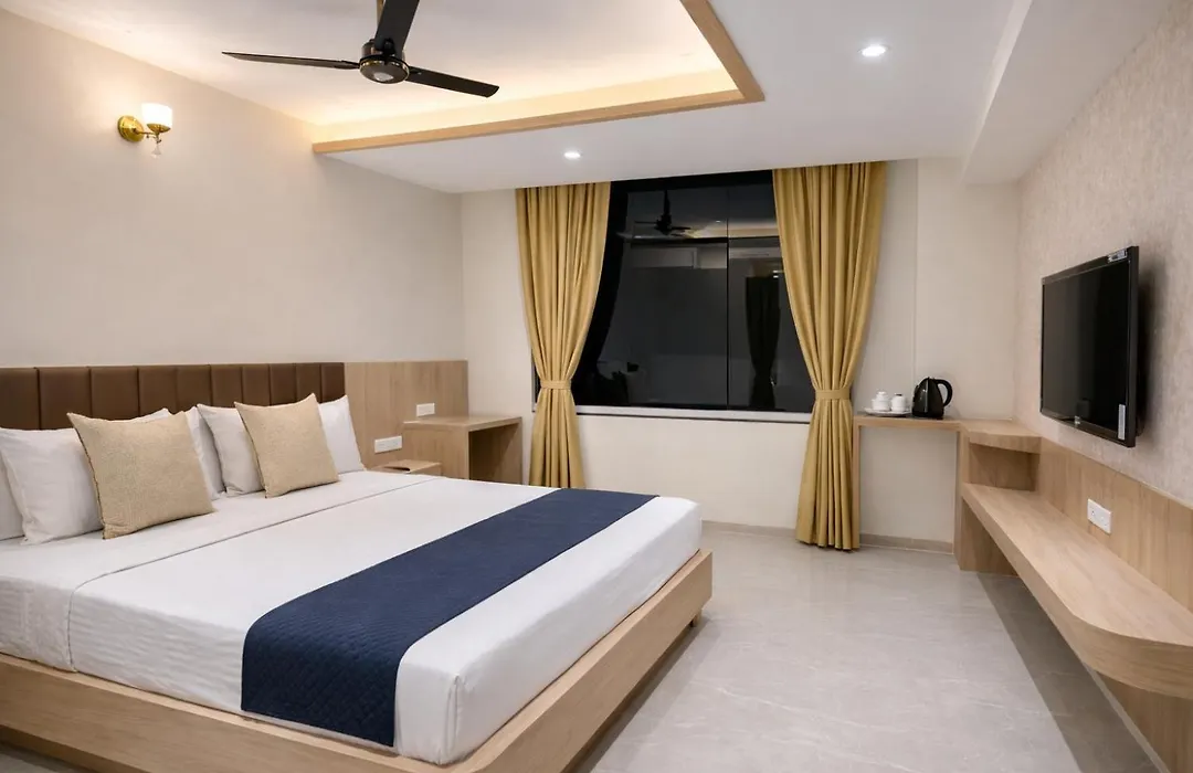 Hotel Janki Suites Close To Kashi Vishwanath Temple With Parking-1