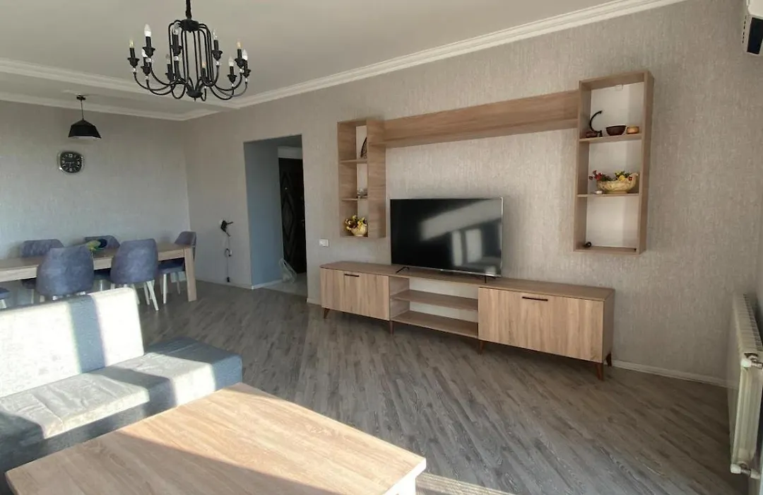 Spacious Central 3 Bedroom Apt By Boulevard, F1 View-1