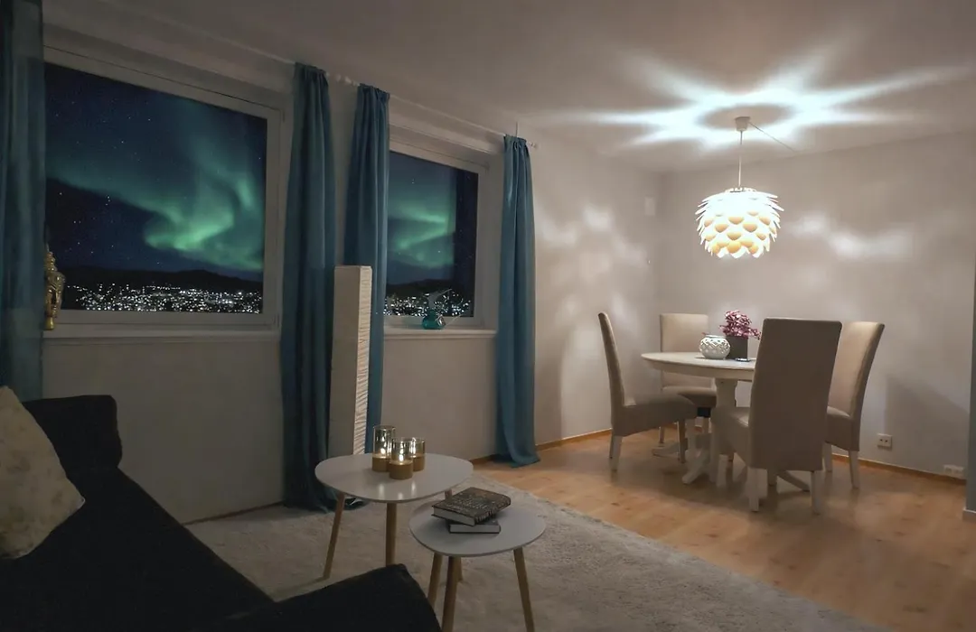 Hillside Top-Row Apartment, Stunning Views-1