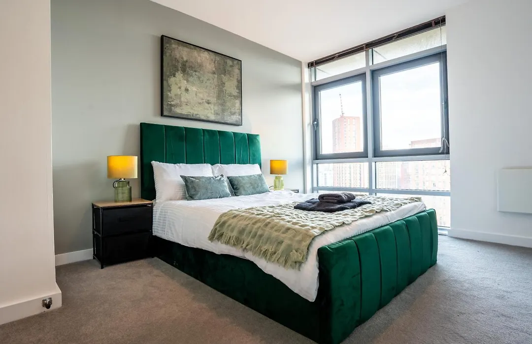 Leeds City Views - Riverside Living - Sleeps 8 - Balcony-1