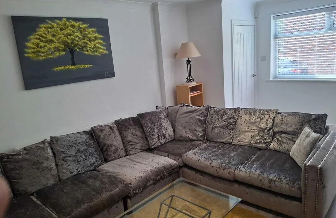 Cosy 2-Bed House In Manchester-1