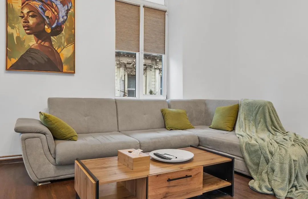 Historic 2Br Apartment With Balcony Near Old Town-1