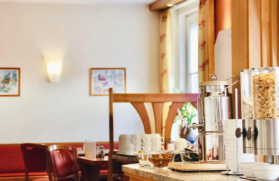 Hotel Kriemhild Am Hirschgarten-1