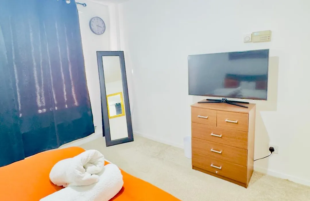 Stylish 4 Bedroom House Sleep Up To 7 - Free Parking-1