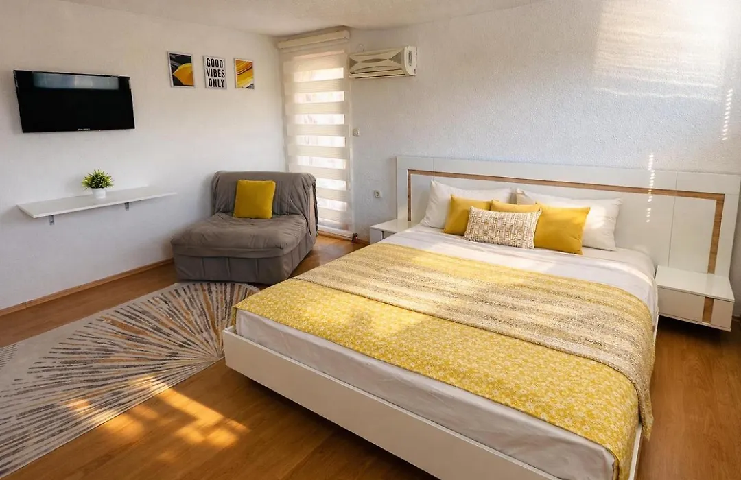 Backyard Free Parking 5Mins Close To City Centar Veluxa Apartments-1