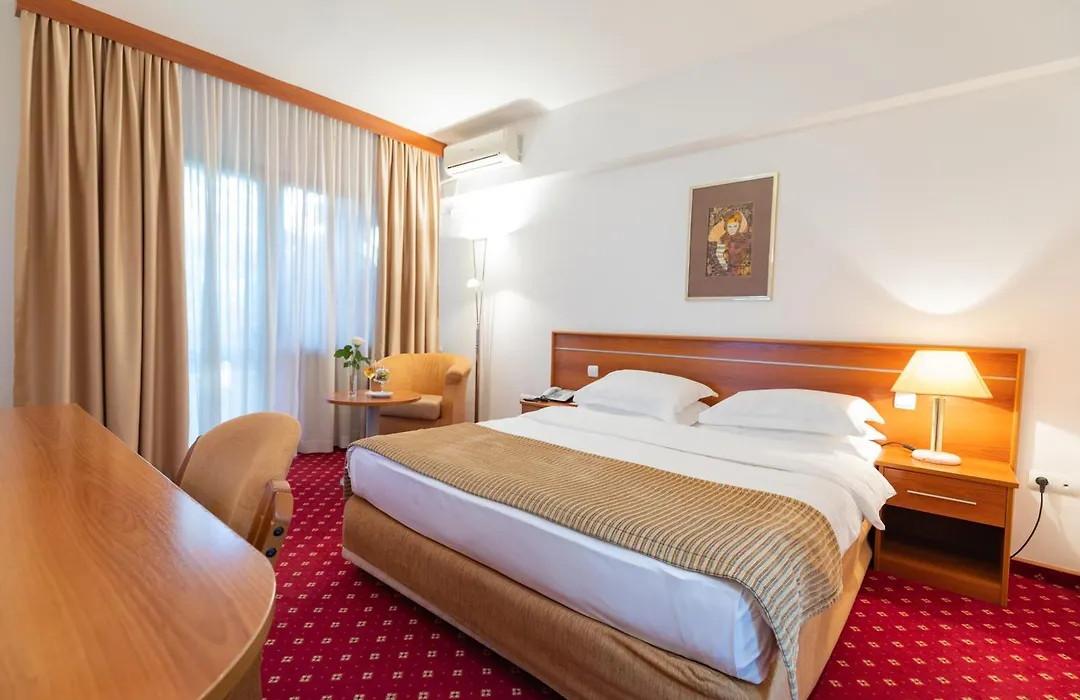 Hotel M-1
