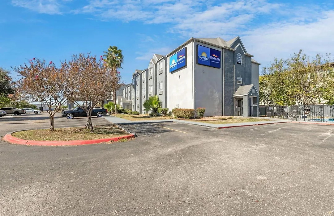 Day Inn By Wyndham San Antonio Downtown-1