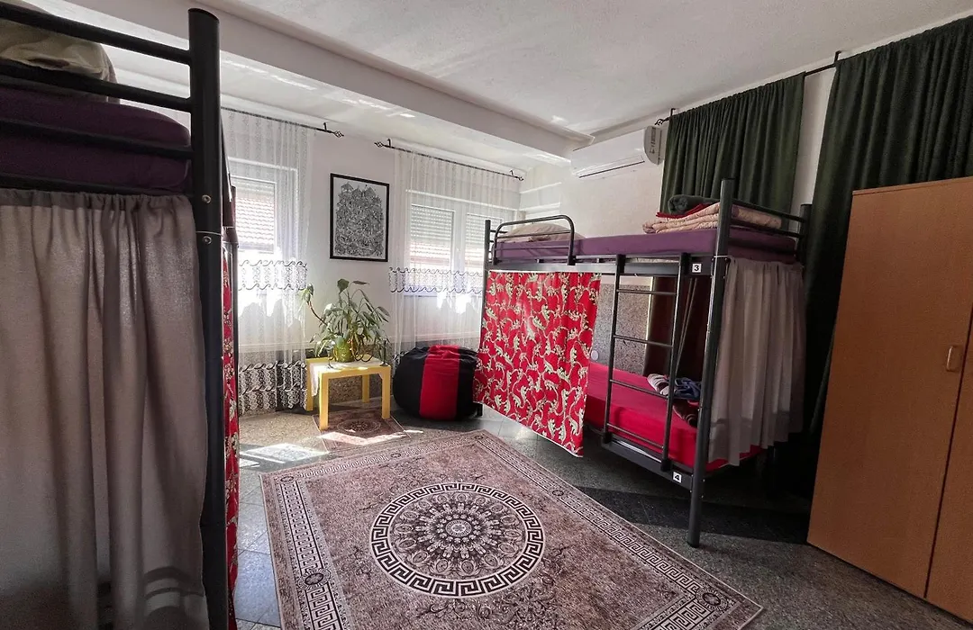 Hostel Backpackers-1