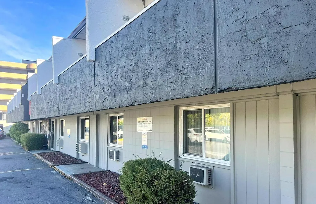 Econo Lodge Calgary Motel Village-1