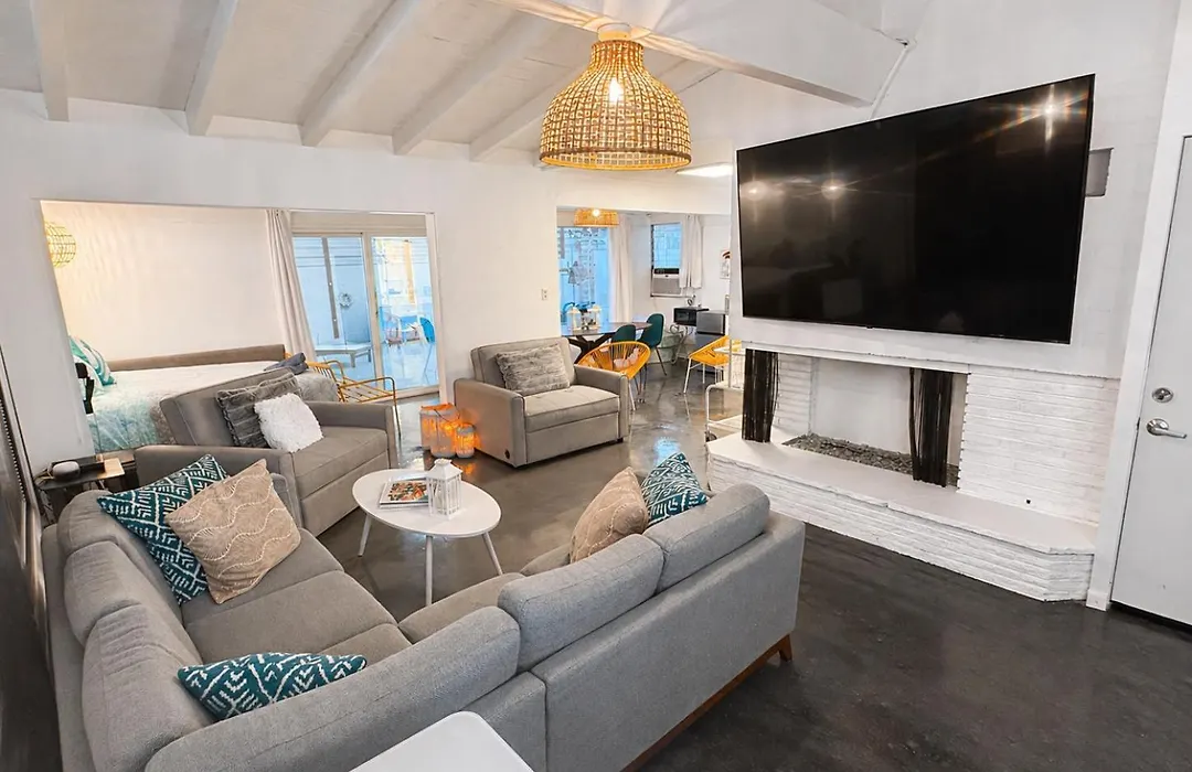 A Place In The Sun Hotel - Adults Only Big Units, 24H Heated Pool & Spa In 1 Acre Park Prime Location, Dog Friendly, Top Midcentury Modern Boutique Hotel-1