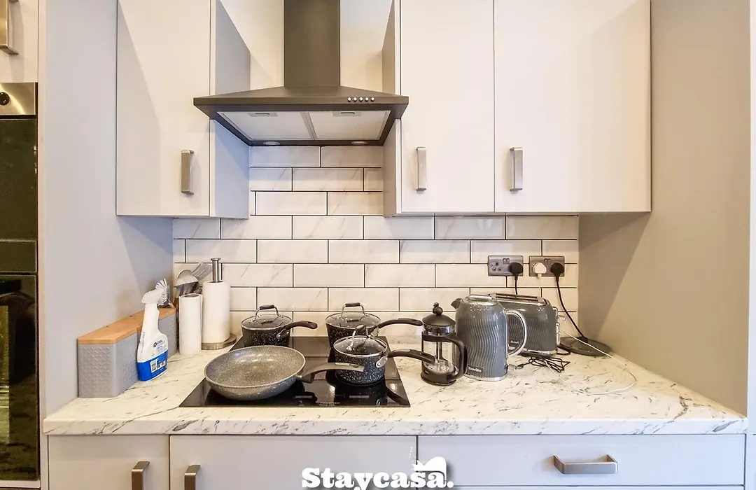 Spacious 6-Bed With Large Patio And Free Parking-1