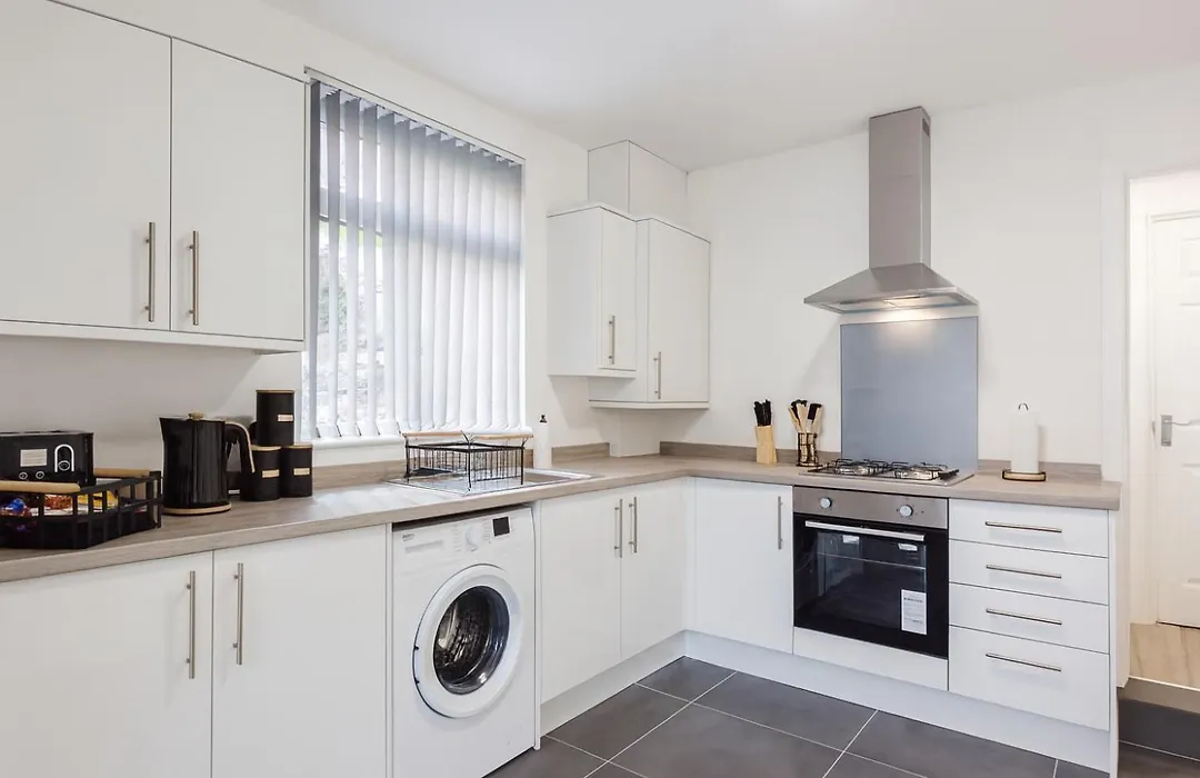 Spacious 5-Bed House Sleeps 10 - 2 Bathrooms - Parking - Near Anfield-1