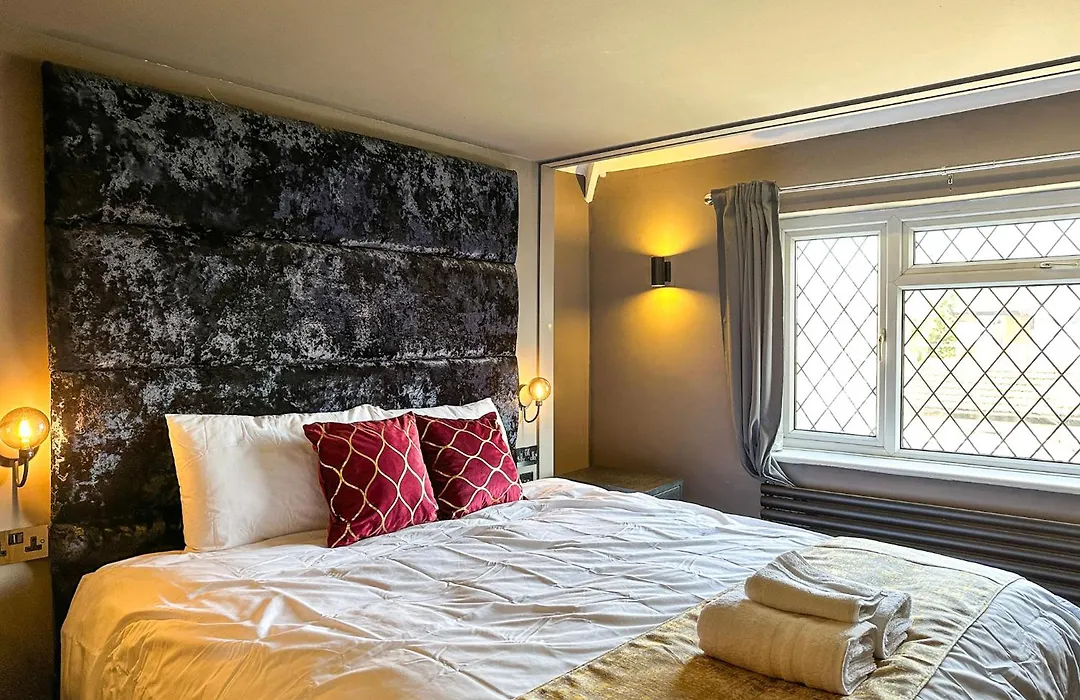 5Br Manchester Home Jacuzzi, Garden & Parking-1