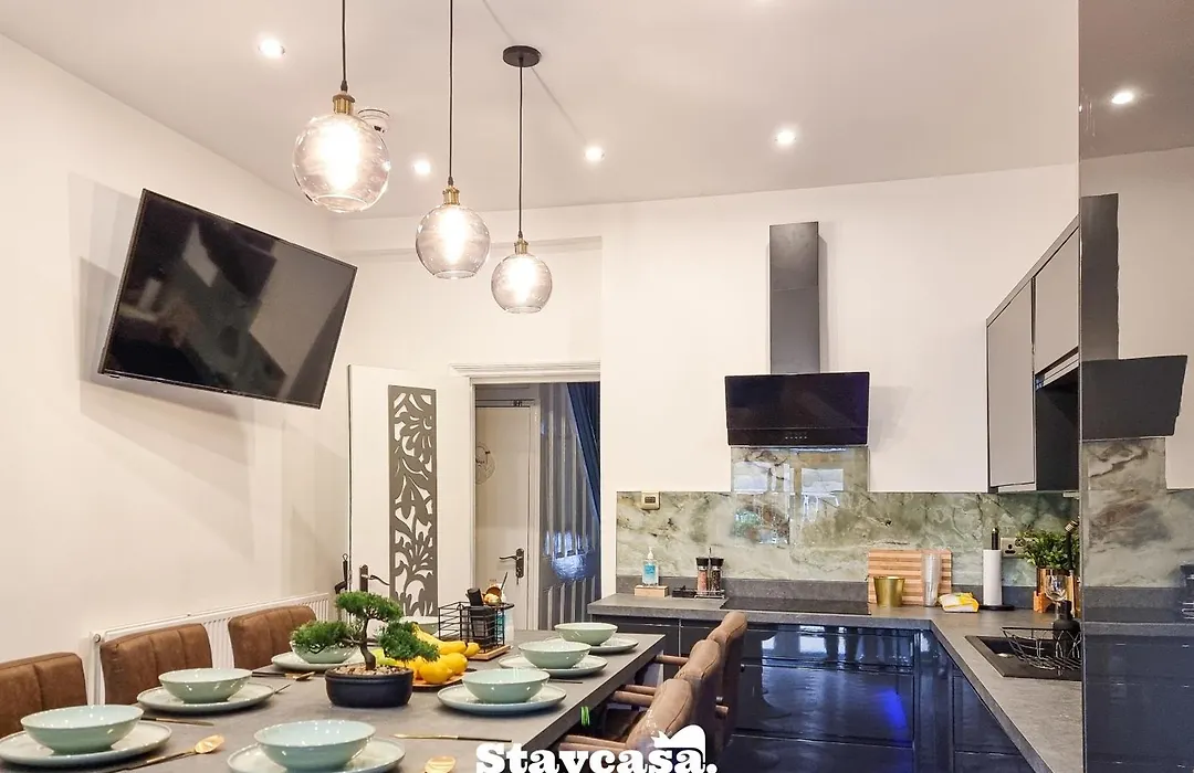 Spacious 5Br Home In Leafy Withington-1