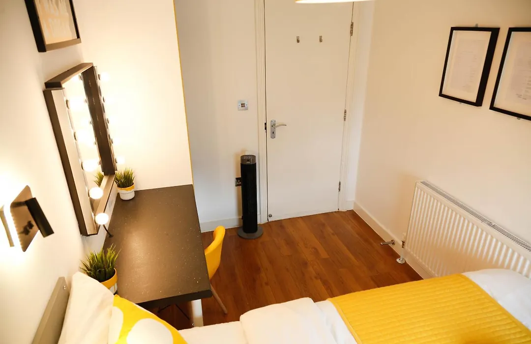 New Luxury Rooms In The Heart Of London Next To Shops, Cafes, Bars & Metro With Shared Bathrooms-1