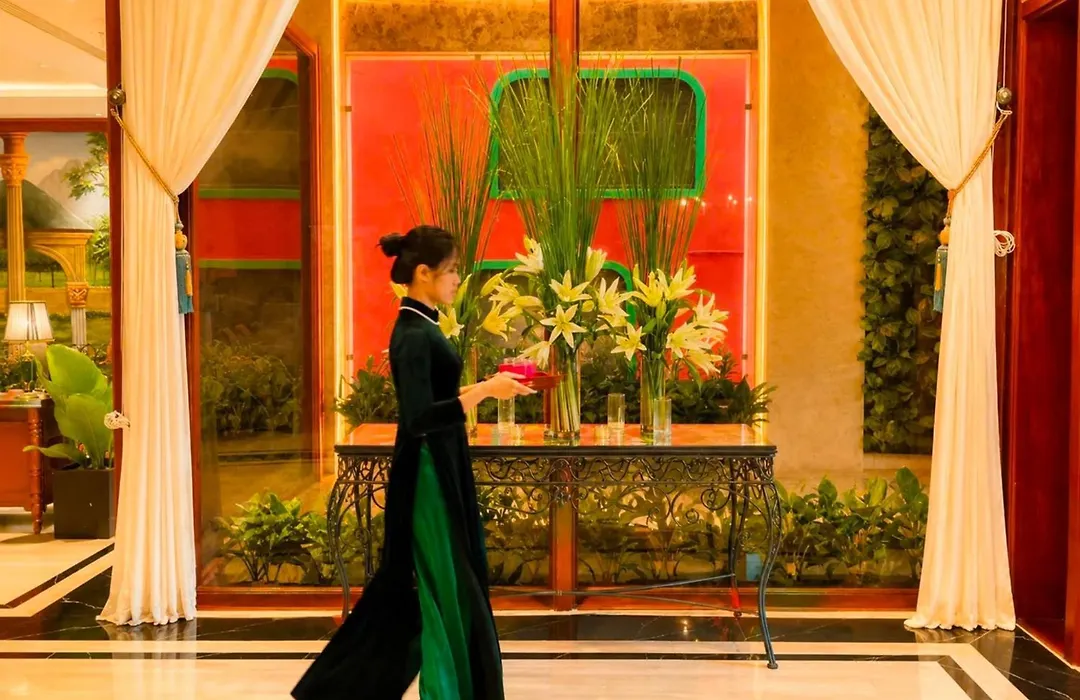 Happy Life Grand Hotel & Rooftop Skybar-1