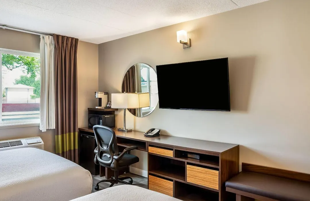 Super 8 By Wyndham Winnipeg West-1
