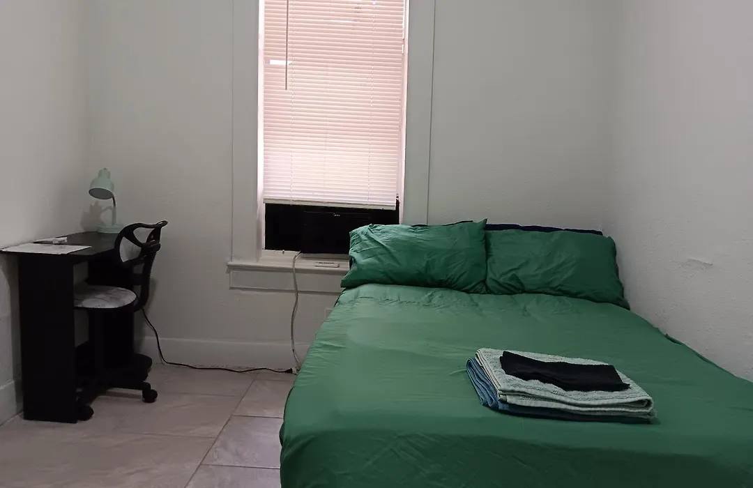 Hostel Tampa, 15 Minutes To Airport, Near Ybor City, Downtown, Self Check-In-1