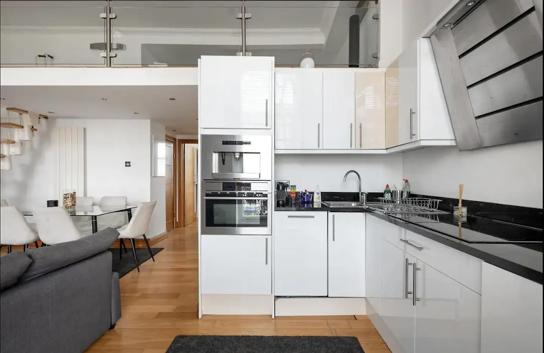 Premium 2-Bedroom Spacious Apartment - Bayswater - Sleeps 5 - Ground Floor-1