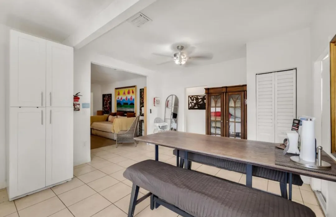 Suarez Art Stay Buena Vista Private Rooms, Free Parking-1