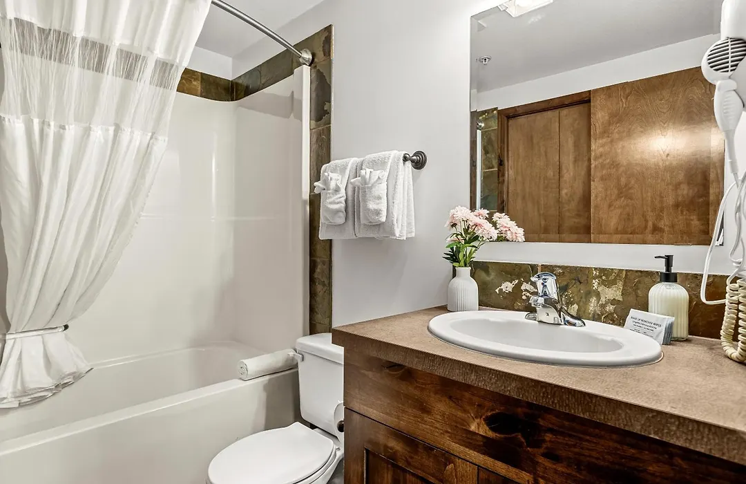 Glacier & Mountaineer Lodge-1