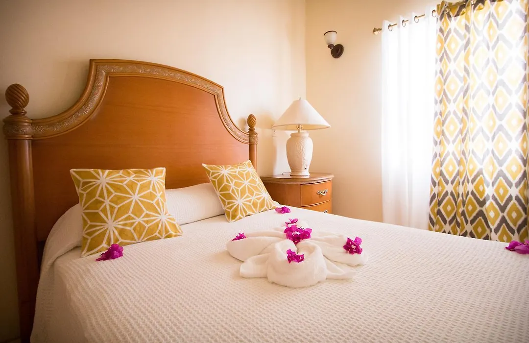 Connie'S Comfort Suites-1